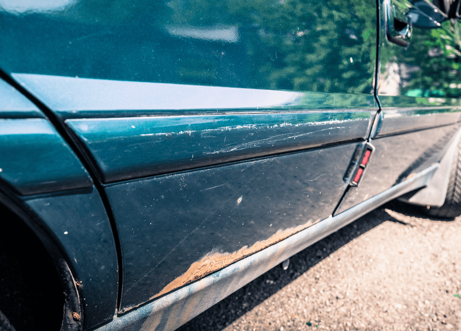 ¿Qué provoca la corrosión de la pintura en el coche?