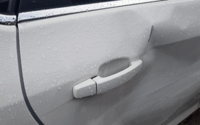 Com reparar un cop a la porta del cotxe i deixar-la com nova?