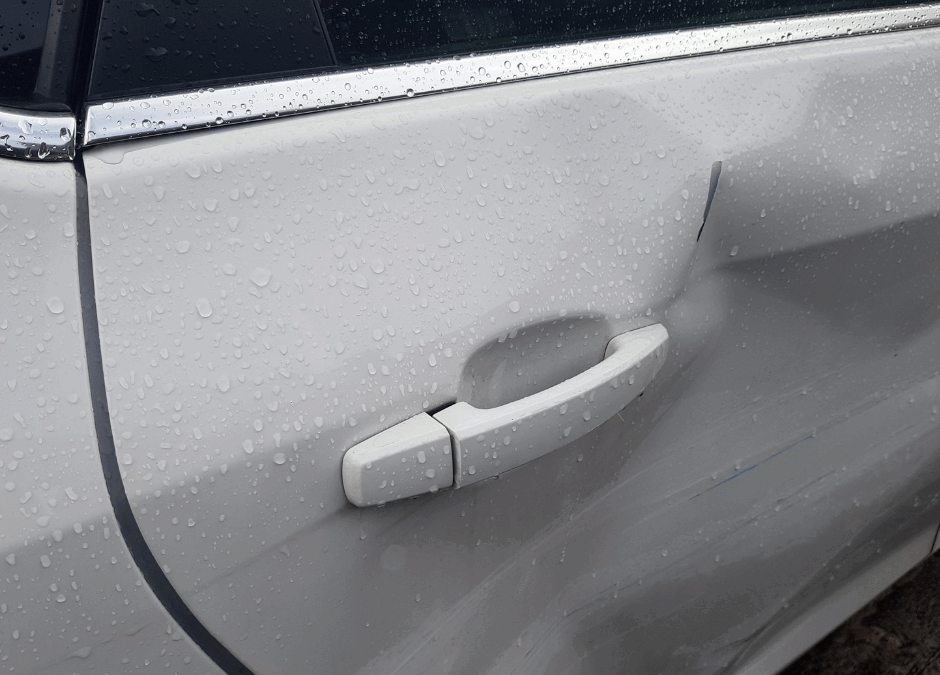 Com reparar un cop a la porta del cotxe i deixar-la com nova?