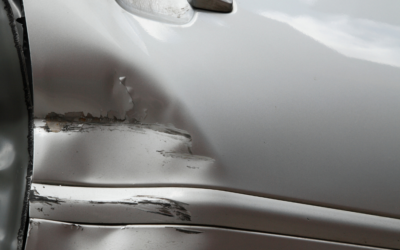 Es poden reparar les abonyegades a la porta d’un cotxe sense pintar-la?