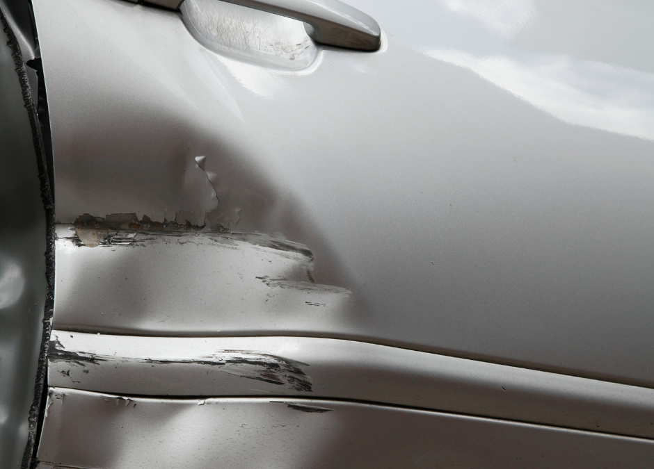 Es poden reparar les abonyegades a la porta d’un cotxe sense pintar-la?