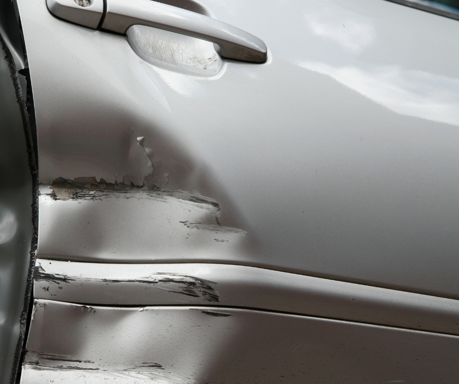 abonyegaments a la porta d'un cotxe