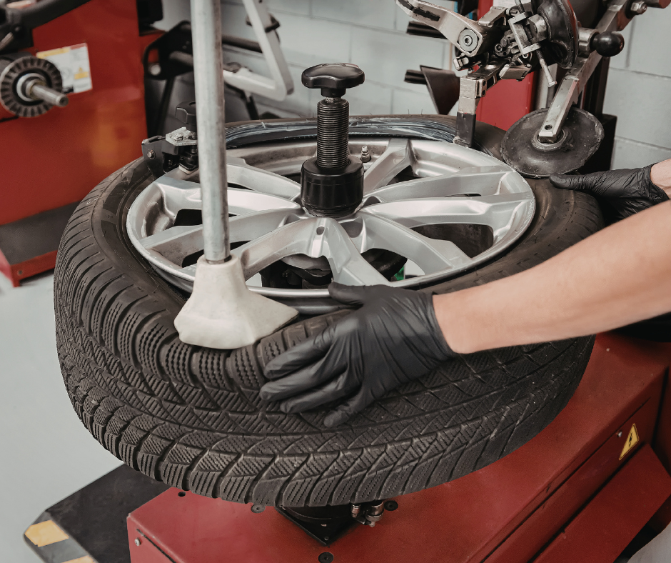 Canviar els pneumàtics a taller mecànic a prop de Lleida, revisió del desgast de la banda de rodament