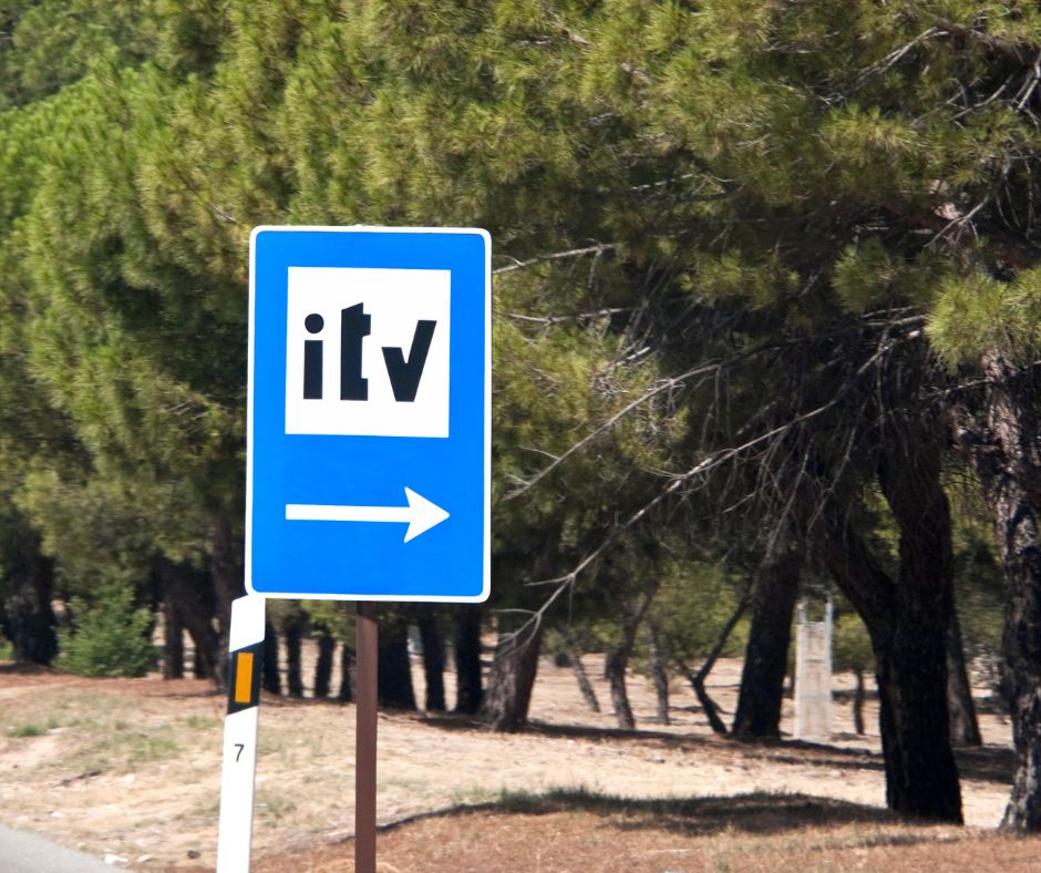 Senyal de trànsit indicant ITV amb fletxa direccional en carretera, relacionat amb la revisió pre ITV del vehicle abans de la inspecció tècnica